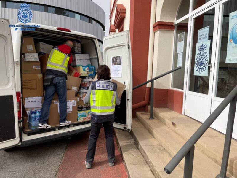 La Policía Nacional de Navarra entrega material humanitario